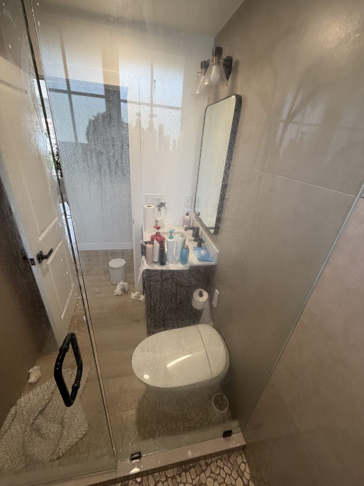 Shower glass before cleaning